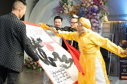 Nhà thư pháp Lê Thiên Lý viết thư pháp chữ Giáp Thìn hình rồng.