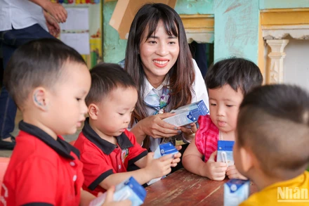 Trẻ em thích thú dùng sản phẩm TH.