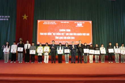 Chủ tịch Quỹ Hạt giống Việt-Báo Nhân Dân và lãnh đạo Ủy ban nhân dân tỉnh, Sở Giáo dục và Đào tạo tỉnh Lạng Sơn trao 25 suất học bổng cho 25 tân sinh viên có hoàn cảnh khó khăn.