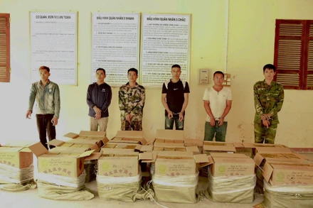 Các đối tượng cùng tang vật bị bắt giữ tại Đồn Biên phòng Bình Nghi. 