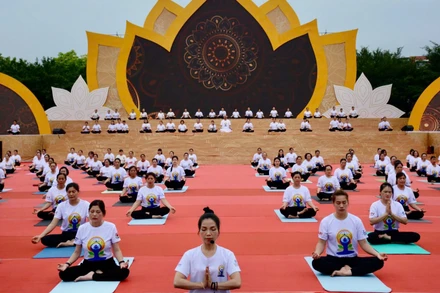 Màn đồng diễn Yoga với sự tham gia của hơn 300 người tại Ngày hội. (Ảnh: QUỐC ĐẠT)