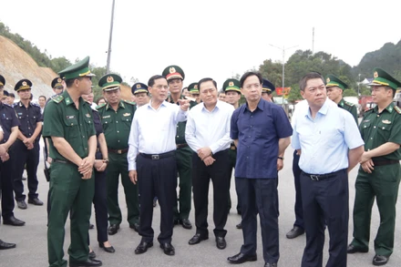 Phó Thủ tướng Bùi Thanh Sơn làm việc với các lực lượng chức năng tại khu vực Cửa khẩu quốc tế Hữu Nghị.
