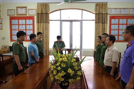 Cơ quan điều tra Công an tỉnh Lạng Sơn ra Lệnh giữ người trong trường hợp khẩn cấp đối với đối tượng Lê Việt Hùng về hành vi Cưỡng đoạt tài sản. (Ảnh do Công an tỉnh Lạng Sơn cung cấp) 