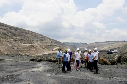 Các chuyên gia UNESCO thẩm định các giá trị địa tầng tại vùng trũng Na Dương, huyện Lộc Bình, tỉnh Lạng Sơn.