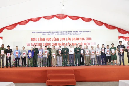 Lãnh đạo Bộ Tư lệnh Bộ đội Biên phòng, lãnh đạo Bộ Chỉ huy Bộ đội Biên phòng Lạng Sơn và lãnh đạo huyện Cao Lộc tặng bò giống cho các hộ dân có hoàn cảnh khó khăn nơi biên giới.