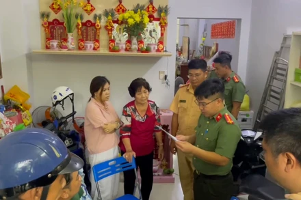 Lực lượng Công an đọc quyết định bắt giữ các đối tượng trong vụ án. (Ảnh: Công an tỉnh Lạng Sơn) 