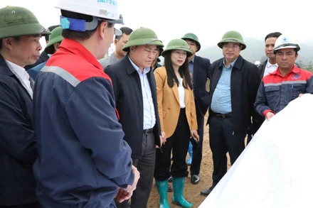 Đoàn công tác của Ủy ban nhân dân tỉnh Lạng Sơn kiểm tra dự án cao tốc cửa khẩu Hữu Nghị-Chi Lăng. 