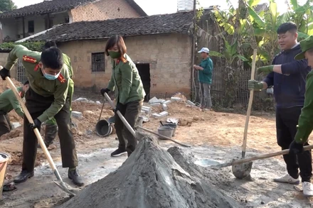 Công An huyện Lộc Bình, tỉnh Lạng Sơn tham gia xây dựng nhà Đại đoàn kết cho nhân dân.