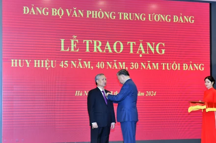 [Ảnh] Trao Huy hiệu 45 năm tuổi đảng tặng đồng chí Trần Quốc Vượng