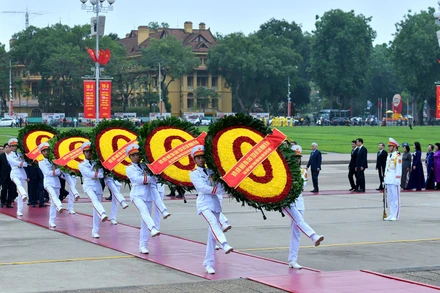 Các đồng chí lãnh đạo, nguyên lãnh đạo Đảng, Nhà nước cùng các bộ, ban, ngành Trung ương và thành phố Hà Nội đến đặt vòng hoa, vào Lăng viếng Chủ tịch Hồ Chí Minh.
