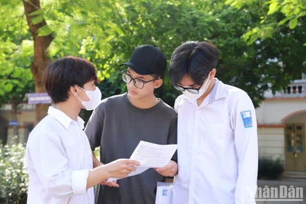 Học sinh lớp 12 thực hành thử nghiệm đăng ký dự thi tốt nghiệp trực tuyến