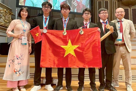 Trong ảnh từ trái sang phải: PGS.TS Nguyễn Thị Thu Hà, Trưởng đoàn; Mai Văn Đức, Nguyễn Mạnh Khôi, Nguyễn Kim Giang, Đinh Cao Sơn, TS Phạm Văn Phong, Phó trưởng đoàn.