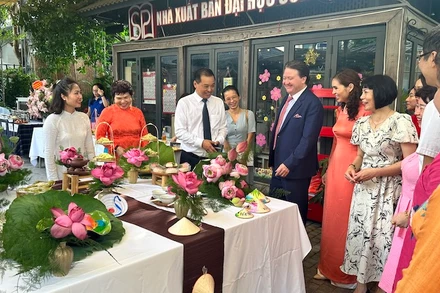 Đại sứ Mỹ tại Việt Nam Marc Knapper và các đại biểu tham quan các gian hàng ẩm thực tại Ngày hội (Ảnh: KIM LĨNH)