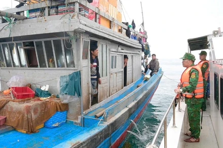 Đoàn công tác Bộ đội Biên phòng tỉnh Nghệ An tuyên truyền cho ngư dân thực hiện đúng quy định khi khai thác hải sản trên biển.