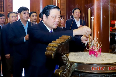 Đồng chí Phan Đình Trạc thắp nén hương thành kính tưởng nhớ công ơn to lớn của Chủ tịch Hồ Chí Minh.