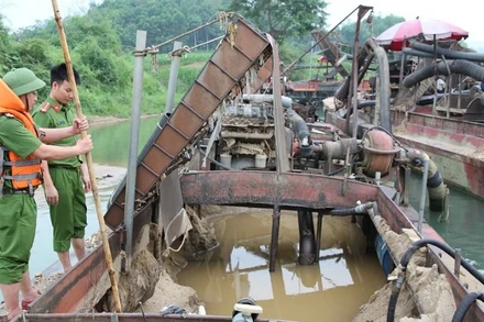 Lực lượng Công an kiểm tra, xác định khối lượng cát, sỏi trên các tàu.