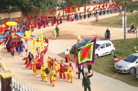 Đông đảo người dân và du khách thập phương tham gia nghi lễ rước kiệu.
