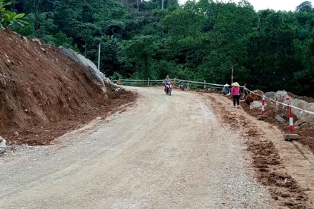 Đường tạm đã được hoàn thành, bảo đảm cho người dân lưu thông, trừ xe trọng tải lớn.