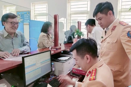 Công an tỉnh Nghệ An tăng cường lực lượng túc trực tại điểm tiếp công dân. (Ảnh: CANA)