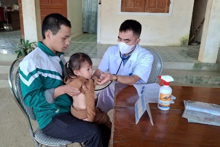 Tiêm chủng vaccine phòng sởi ở Trạm y tế xã Huồi Tụ, huyện Kỳ Sơn.
