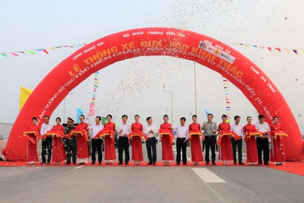 Phó Thủ tướng Chính phủ Trần Hồng Hà cùng các đại biểu thực hiện nghi thức cắt băng thông xe.