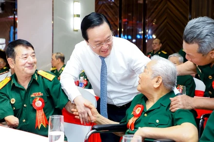 Đồng chí Nguyễn Đức Trung, Bí thư Tỉnh ủy Nghệ An hỏi thăm sức khoẻ, động viên các cựu chiến binh, thương binh, bệnh binh. (Ảnh: PHẠM BẰNG).