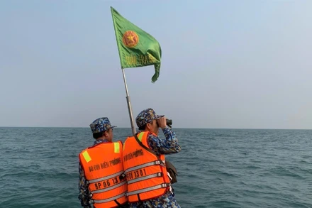 Tàu của Hải đội Biên phòng 2, Bộ đội Biên phòng tỉnh Nghệ An tham gia tìm kiếm, cứu nạn các nạn nhân.