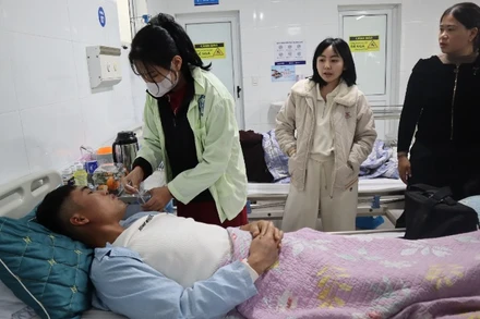 Anh Trần Văn Hữu bị viêm phổi, sức khỏe yếu đang được chăm sóc ở bệnh viện.