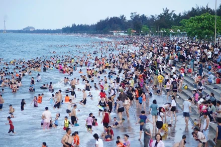 Có khoảng 322.000 lượt khách đến biển Cửa Lò trong 5 ngày nghỉ Lễ 30/4 và 1/5 năm nay.