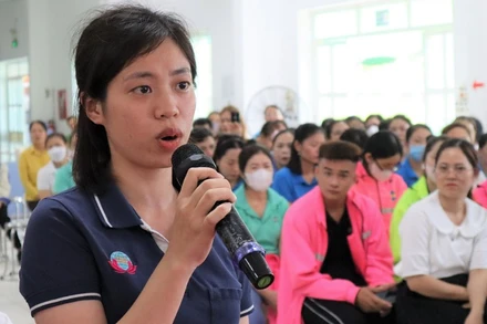 Công nhân lao động chia sẻ băn khoăn của mình với các Đại biểu Quốc hội.