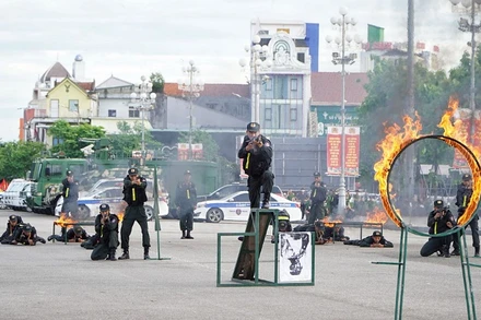 Lực lượng cảnh sát cơ động biểu diễn võ thuật, các tình huống diễn tập trấn áp tội phạm, người gây rối trật tự.