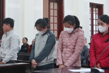 Các bị cáo Đặng Văn Thành, Trần Thị Ngọc Hà, Trần Thị Hà Phương, Nguyễn Thị Phương Thảo tại phiên tòa sơ thẩm.