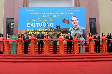 Các đại biểu cắt băng khánh thành không gian trải nghiệm số giai đoạn 1.