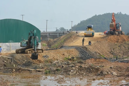 Toàn tuyến còn 0,35km mặt bằng chưa được bàn giao để thi công.