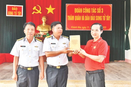 Đồng chí Nguyễn Thái Học, Phó Trưởng Ban Nội chính Trung ương trao tặng sách của Tổng Bí thư Nguyễn Phú Trọng cho cán bộ, chiến sĩ đảo Song Tử Tây. 