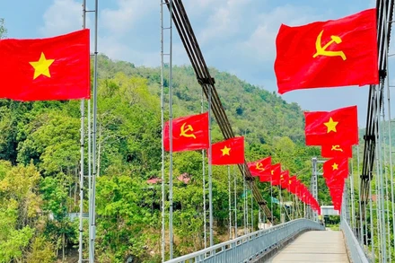 Đường cờ Tổ quốc mừng thống nhất non sông ở thị trấn Thạch Giám, huyện Tương Dương.