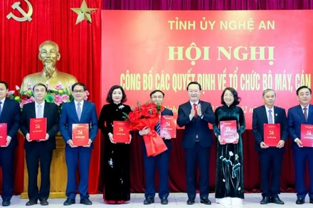Bí thư Tỉnh ủy Nghệ An Nguyễn Đức Trung trao quyết định phân công nhiệm vụ Trưởng ban và các Phó trưởng Ban Tuyên giáo và Dân vận Tỉnh ủy. (Ảnh: PHẠM BẰNG)