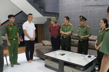 Cơ quan An ninh điều tra, Công an tỉnh Nghệ An đọc Lệnh giữ người trong trường hợp khẩn cấp đối với Tôn Quý Hòa. (Ảnh: CANA)