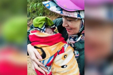 Các cô giáo Trường Mầm non Nậm Càn đã kịp thời hỗ trợ sản phụ sinh con thành công.