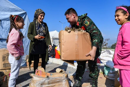 Những món quà thiết thực được gửi tới người dân vùng thảm họa, từ tay các chiến sĩ Việt Nam.