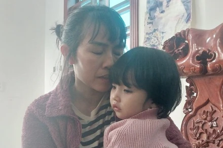 Chị Phạm Thị Thủy (vợ thuyền viên Nguyễn Văn Cương) hy vọng “phép màu” sẽ đến với chồng mình và các ngư dân.