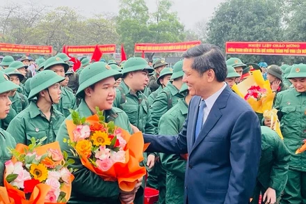Phó Bí thư Tỉnh ủy Nghệ An Hoàng Nghĩa Hiếu tặng hoa, động viên, chúc mừng các tân binh lên đường nhập ngũ.