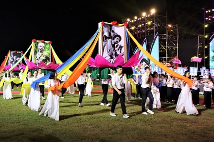 Lễ rước ảnh Bác Hồ từ Nhà tưởng niệm của Người ở Khu Di tích Quốc gia đặc biệt Kim Liên đến Sân vận động Làng Sen.