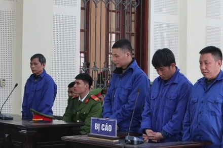 Các bị cáo Chò, Thắng, Công và Thủy tại phiên tòa (từ phải sang).