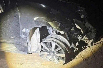 Sau khi gây tai nạn, chiếc xe đã rời khỏi hiện trường, tiếp tục di chuyển về phía huyện Nam Đàn dù một lốp trước bị hư hỏng nặng. (Ảnh: CTV)