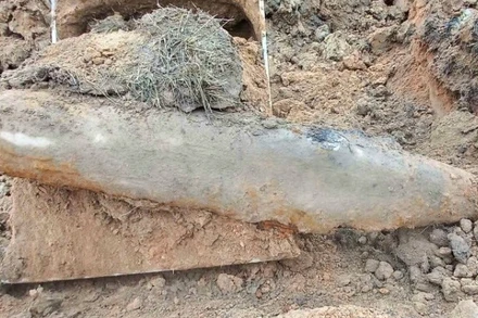 Quả bom có ký hiệu MK-82, đường kính 20cm, dài 155cm, nặng khoảng 340kg, còn nguyên kíp nổ. Ảnh: TRỌNG KIÊN