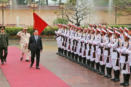 Chủ tịch Quốc hội Vương Đình Huệ duyệt Đội danh dự Công an Nghệ An.