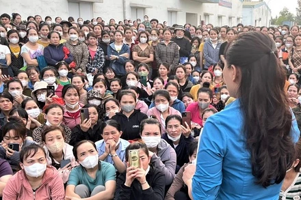 Lãnh đạo Công đoàn Khu kinh tế Đông Nam nắm bắt tâm tư, nguyện vọng của các công nhân lao động.