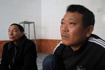 Ông Lê Văn Thân (bố thuyền viên Lê Tuấn Anh) thất thần ngóng chờ tin con.