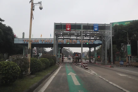 Cầu Bến Thủy 1 bắc qua sông Lam, nối Quốc lộ 1A qua thành phố Vinh (Nghệ An) và huyện Nghi Xuân (Hà Tĩnh). Trong ảnh: Trạm thu phí BOT Bến Thủy 1.